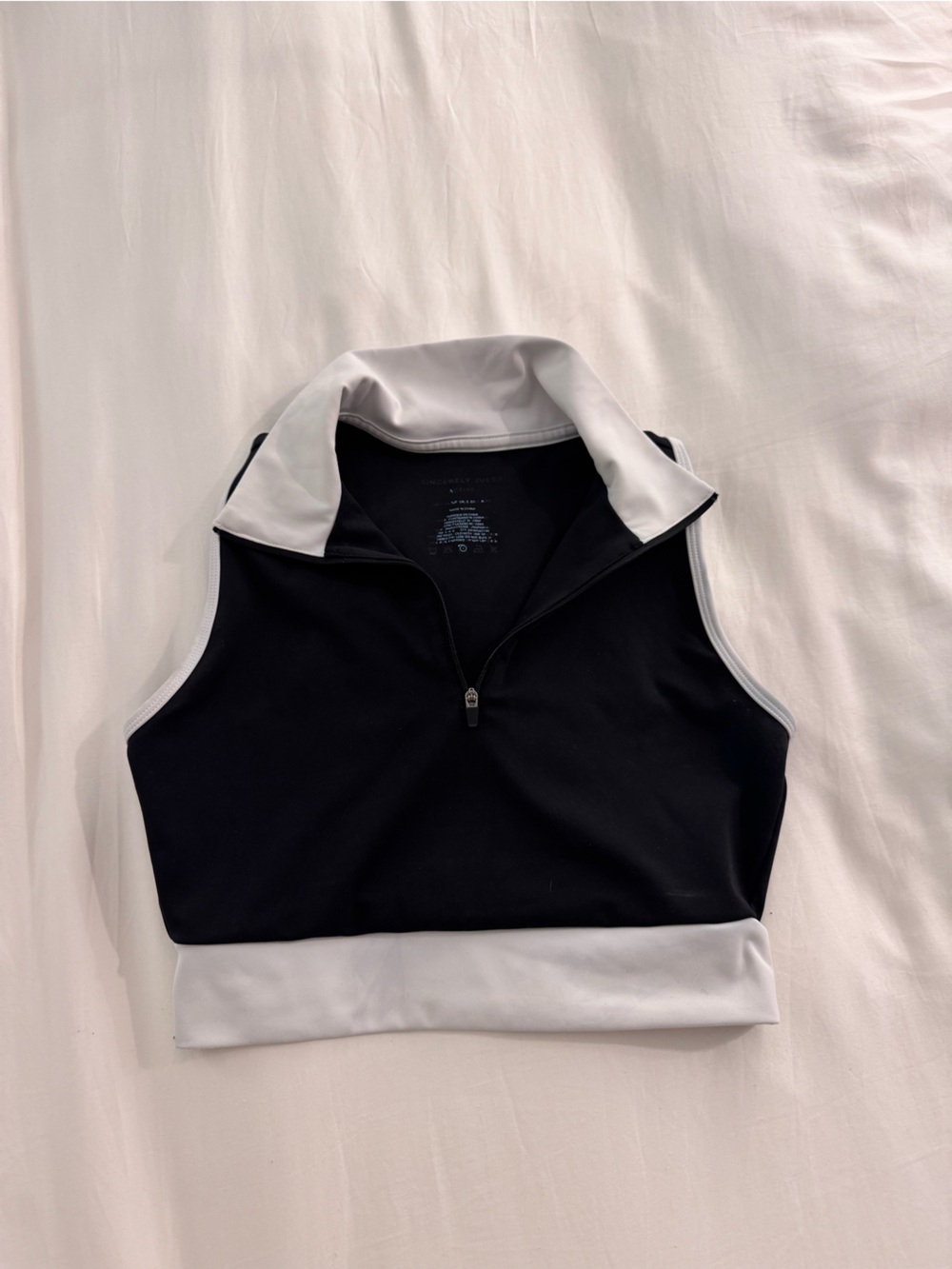 Sincerely Jules Black and White Crop Active Tank Size Small: Meredith Blake vibe